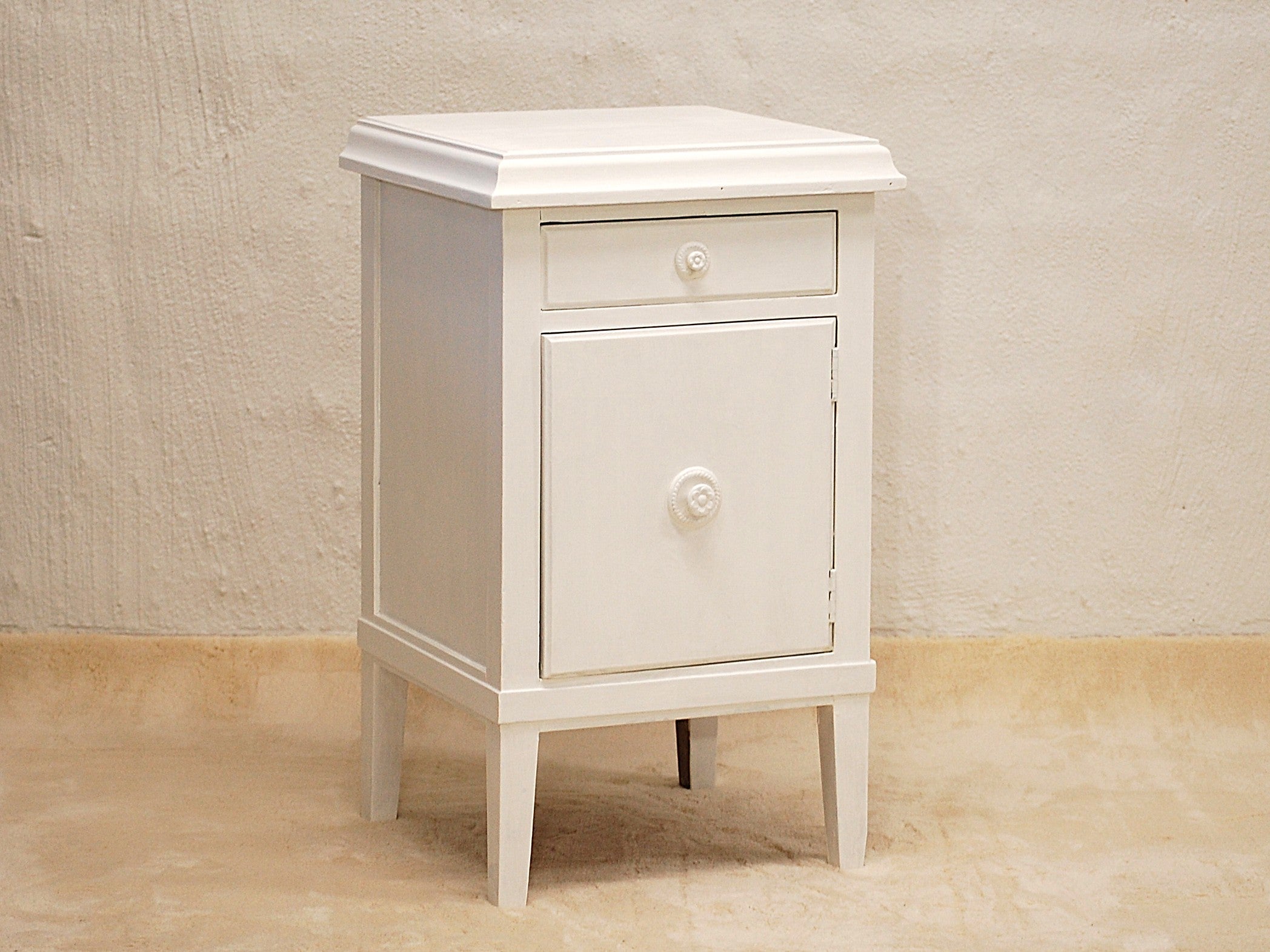 Klassinen valkoinen sivukaappi 1900-alku