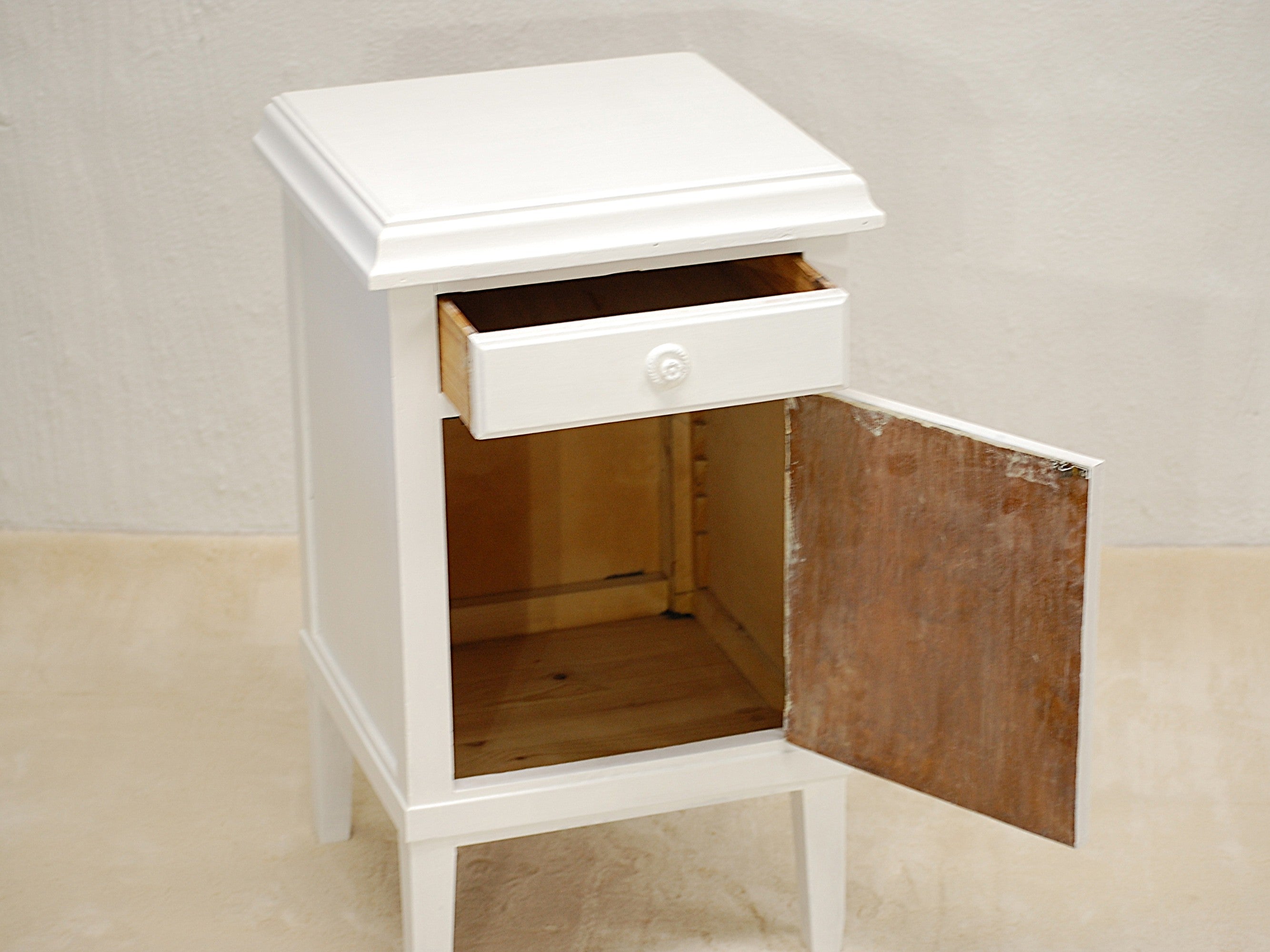 Klassinen valkoinen sivukaappi 1900-alku