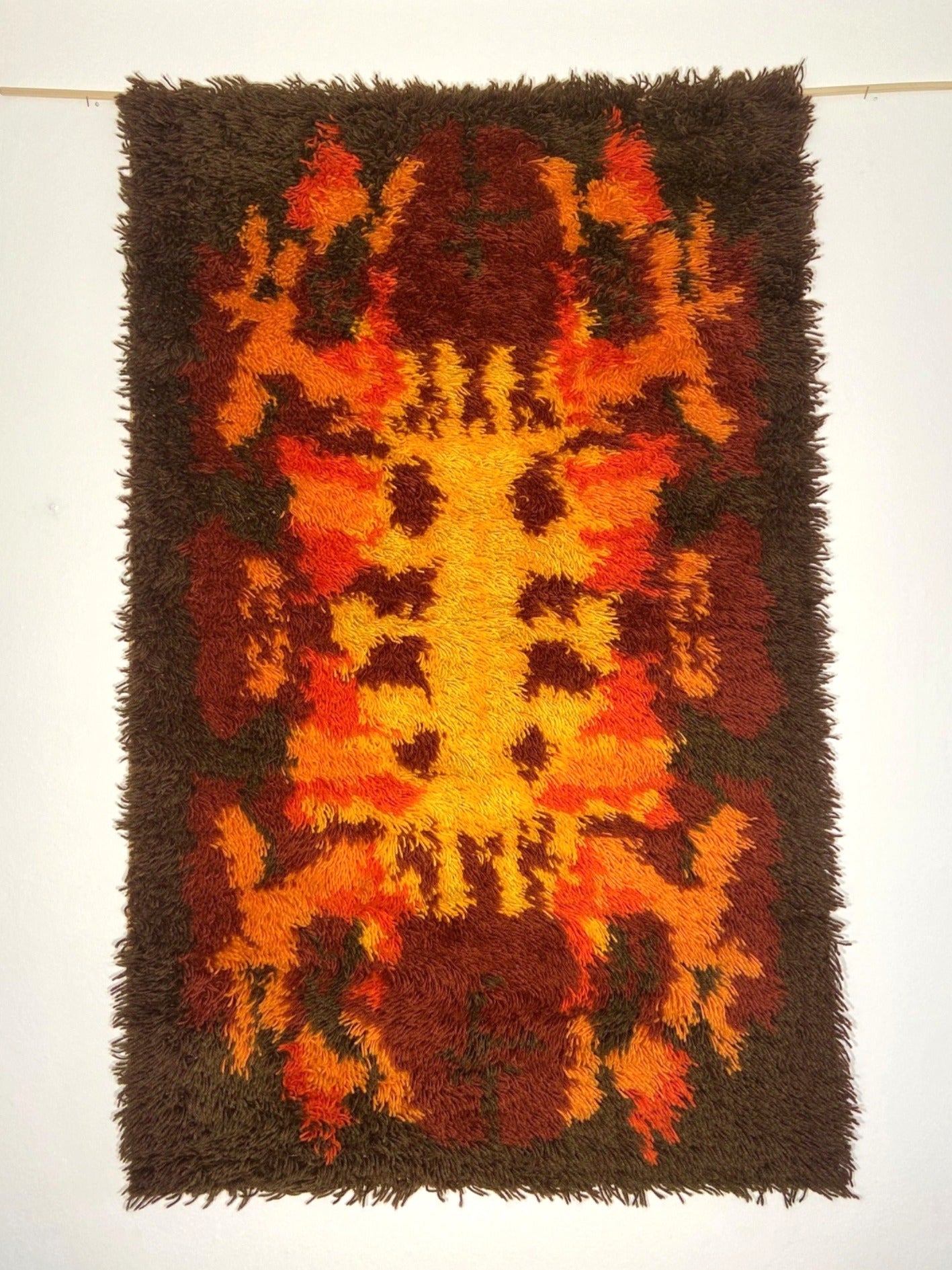 Lämmin abstraktikuvioinen ryijy