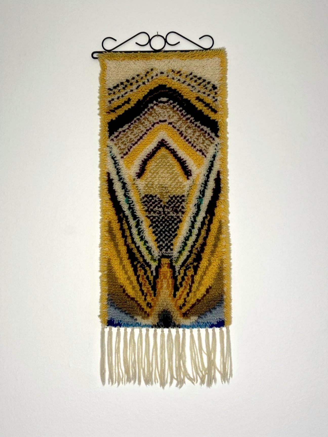 Kapea luonnonvalkoinen ryijy