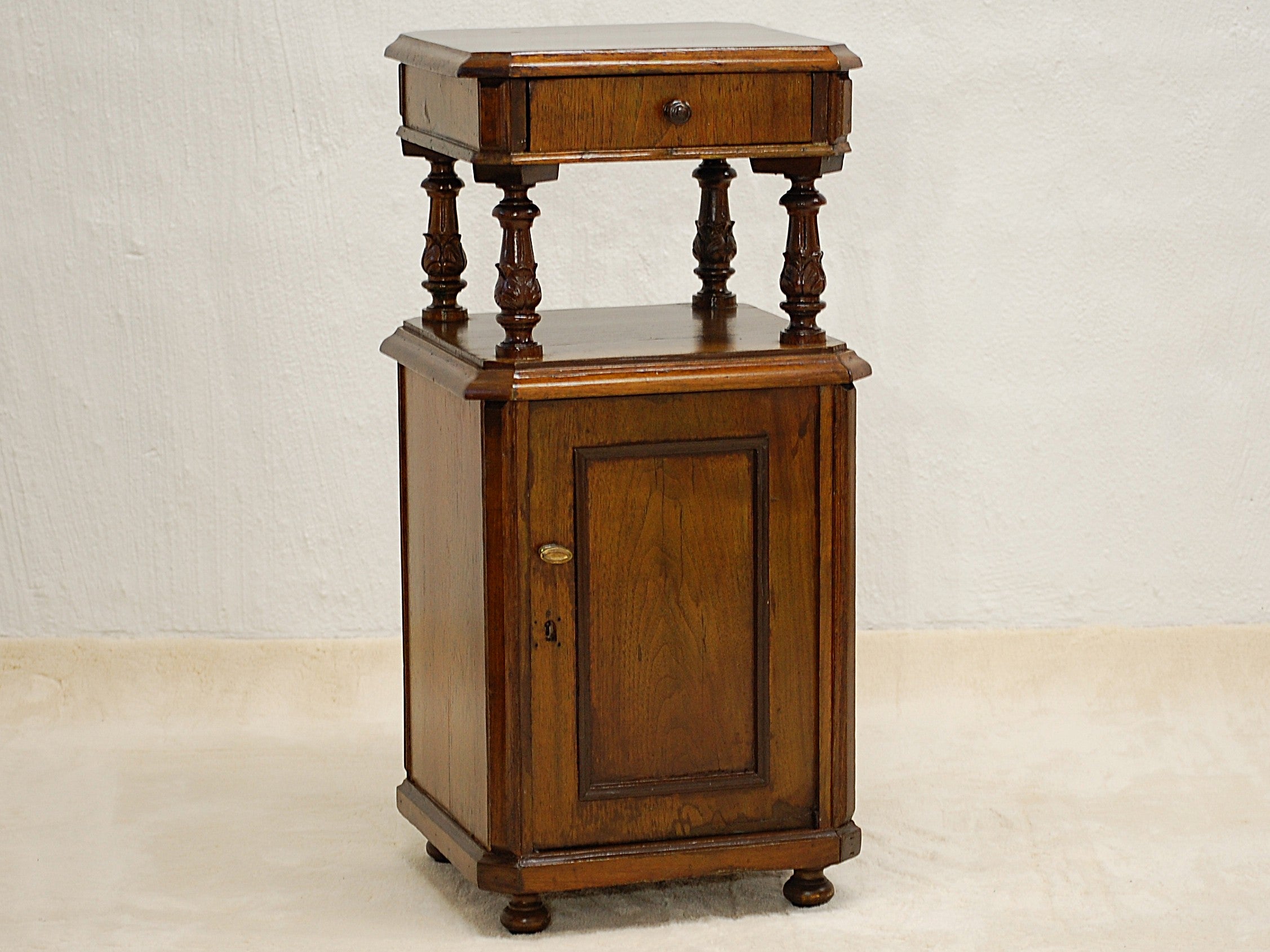 Klassinen sivukaappi 1900-alku