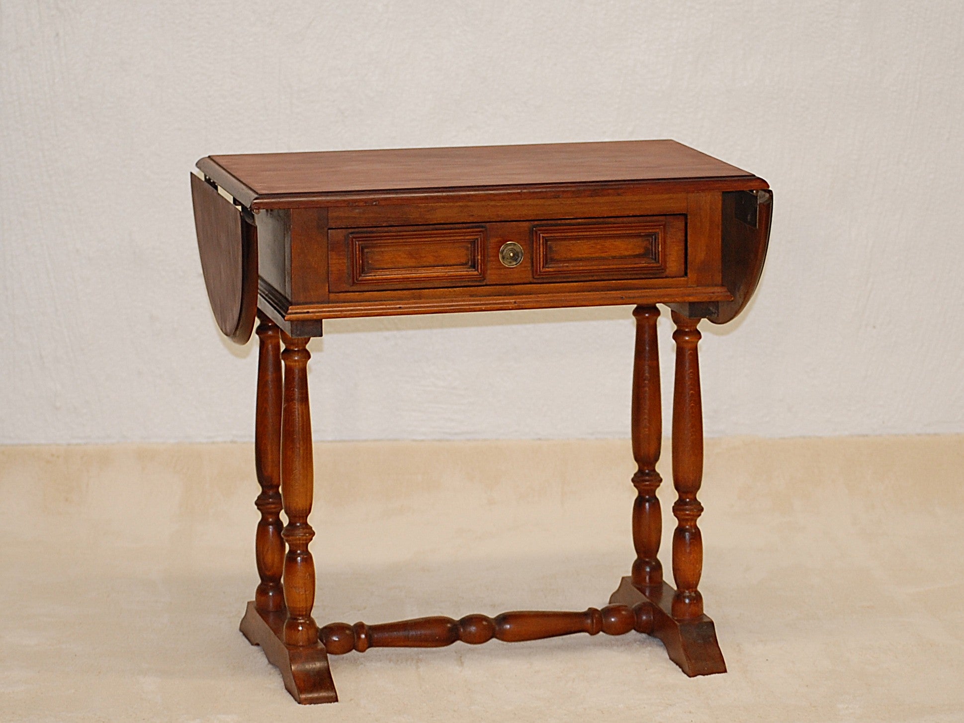 Englantilainen klassinen sivupöytä 60-70-luku