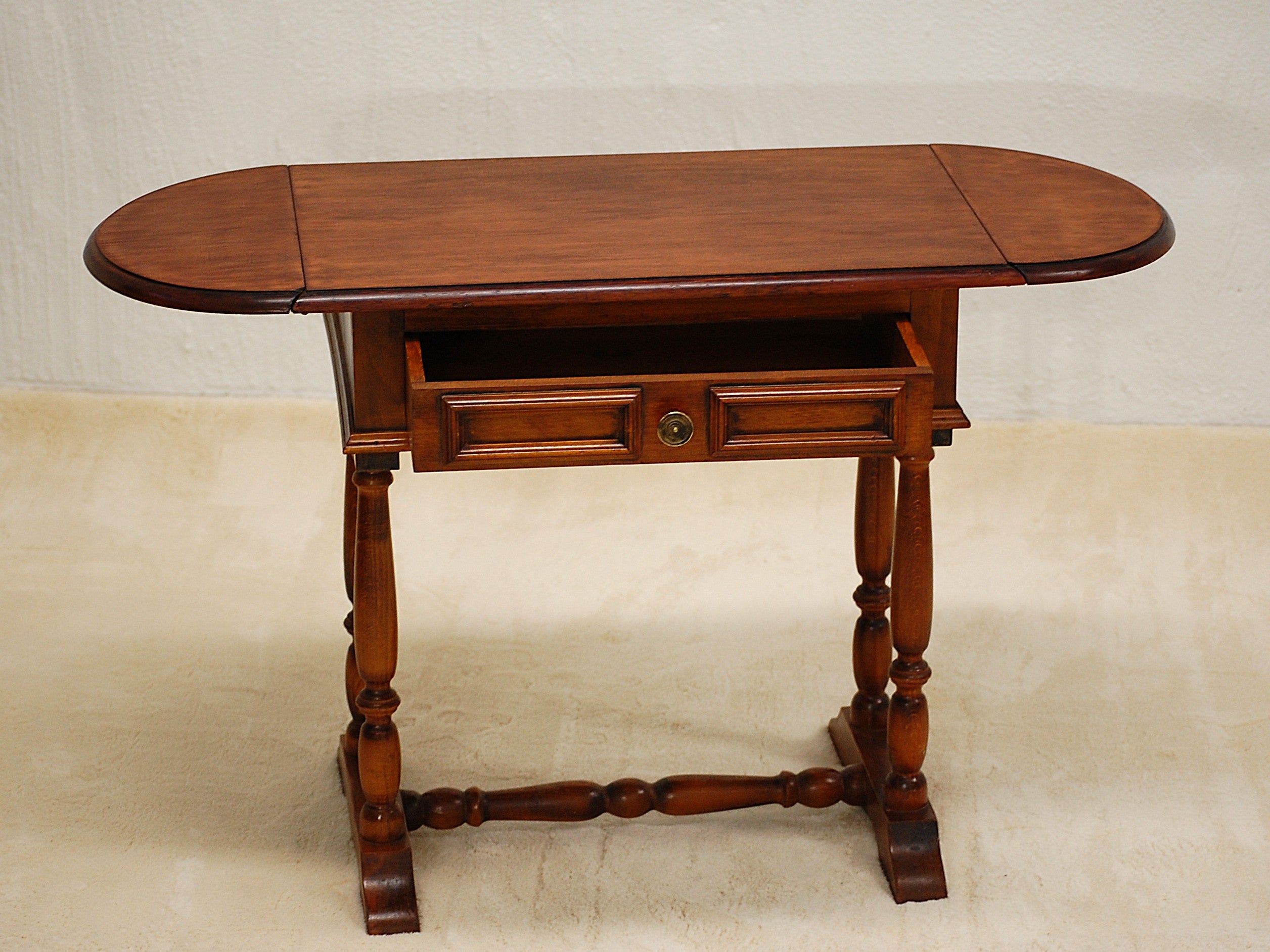 Englantilainen klassinen sivupöytä 60-70-luku