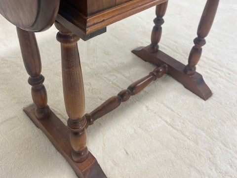 Englantilainen klassinen sivupöytä 60-70-luku