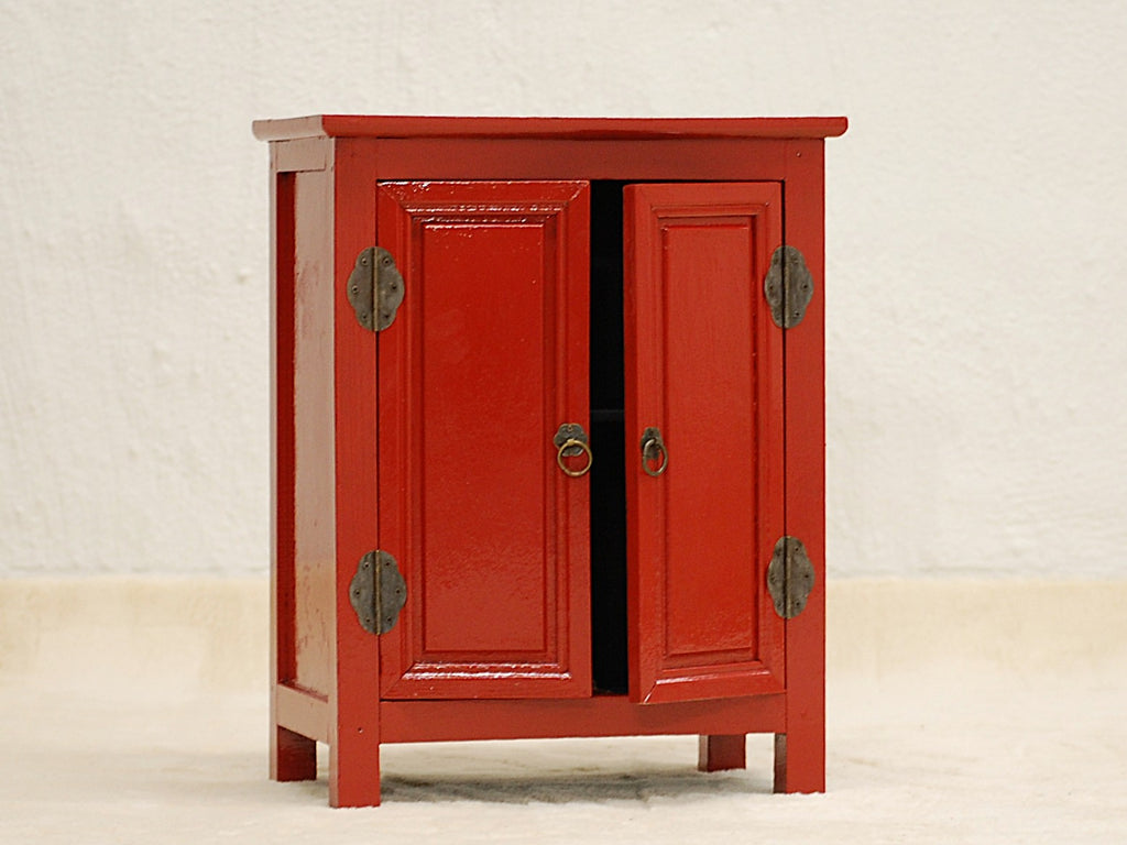 Pieni punainen itämainen kaappi