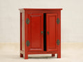 Pieni punainen itämainen kaappi