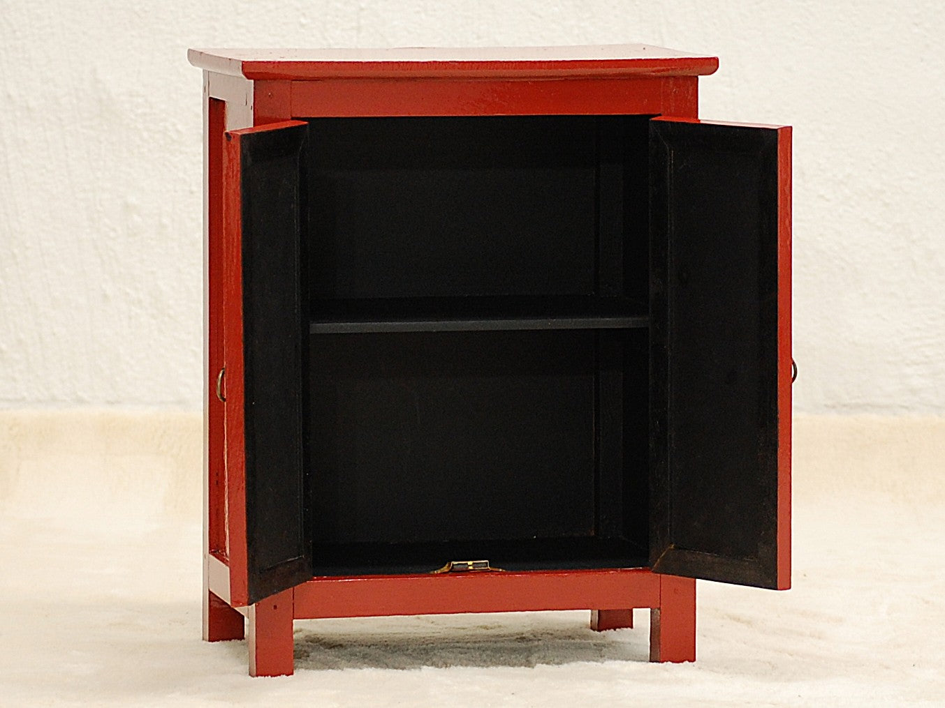 Pieni punainen itämainen kaappi