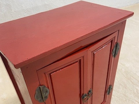 Pieni punainen itämainen kaappi