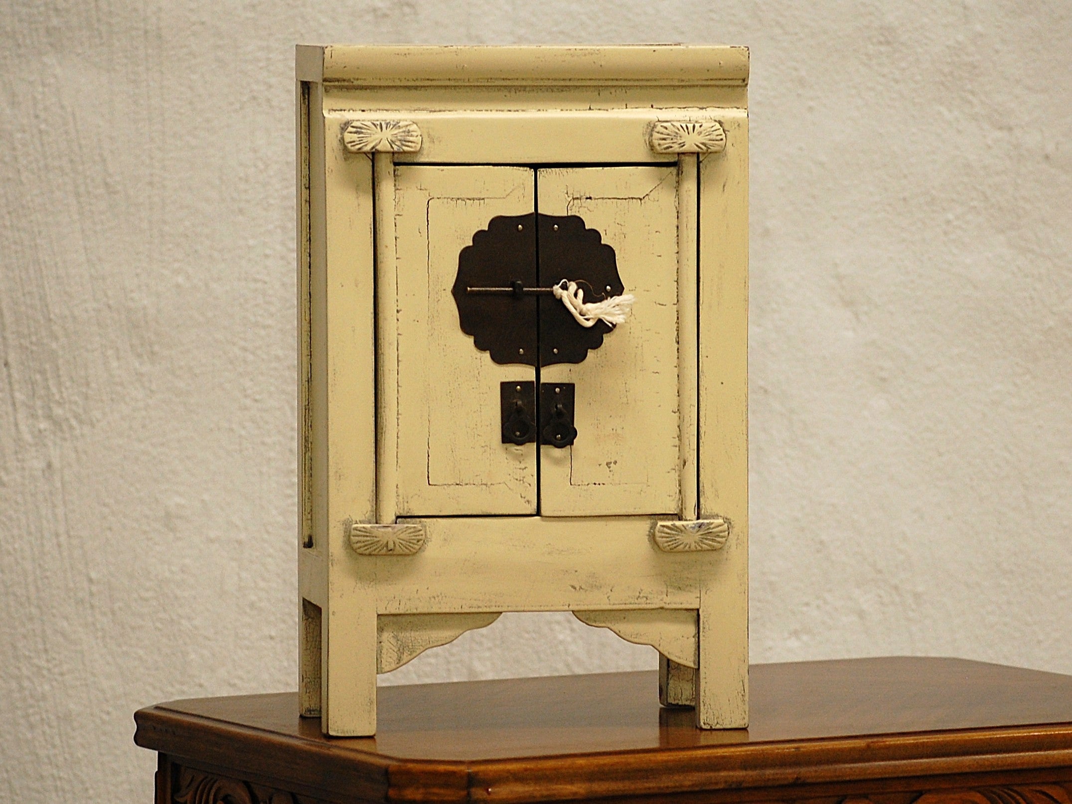 Pieni valkoinen itämainen kaappi