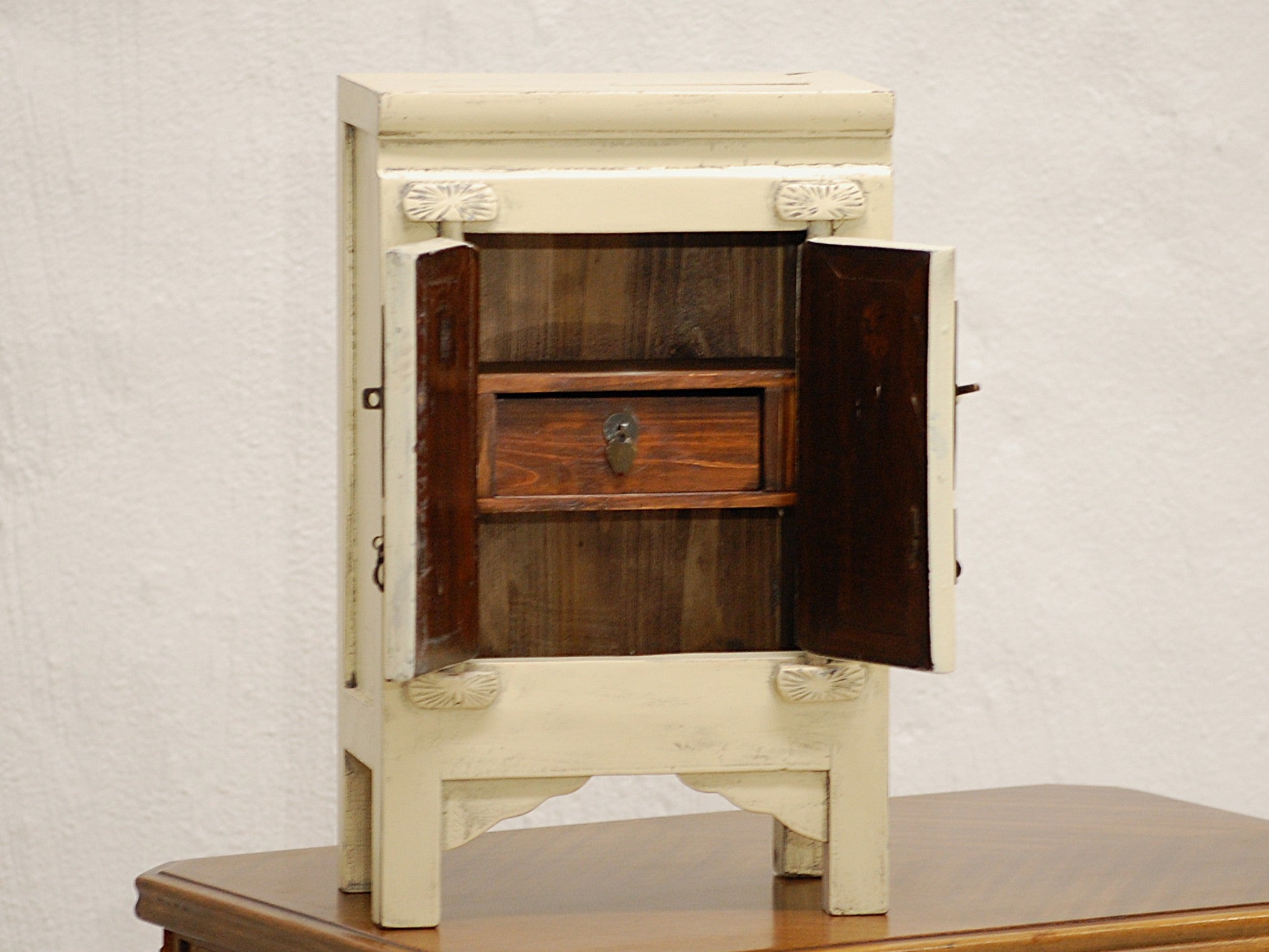 Pieni valkoinen itämainen kaappi