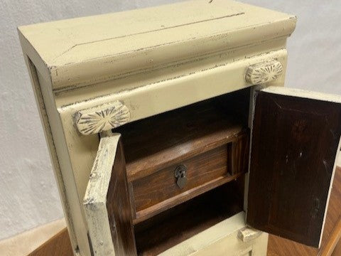 Pieni valkoinen itämainen kaappi