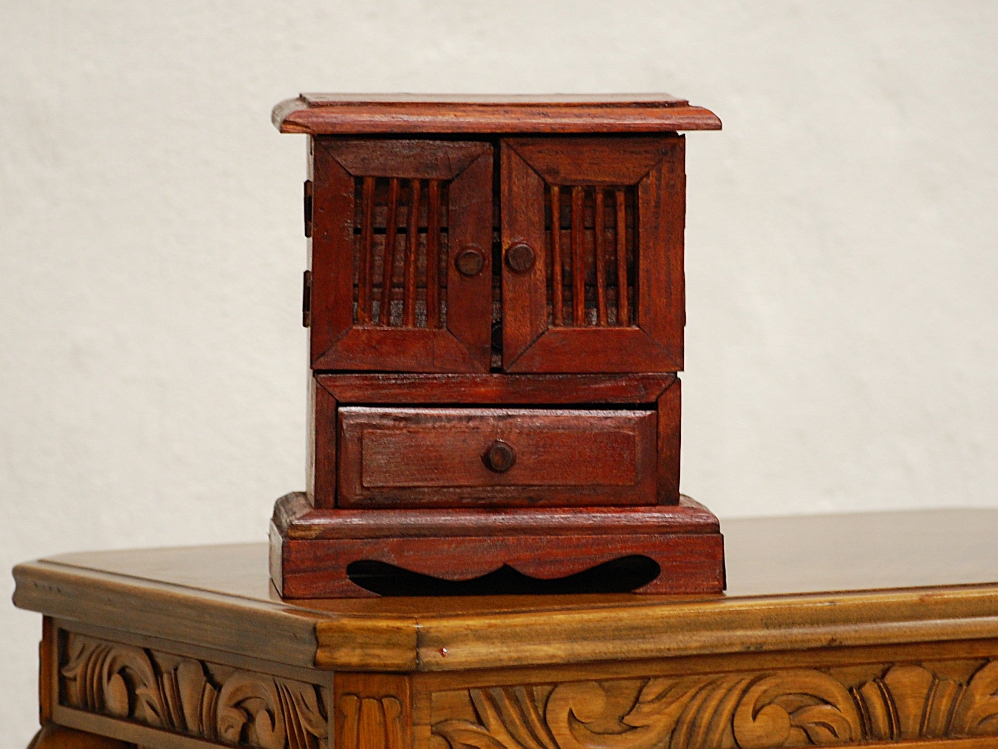 Pieni puinen korukaappi