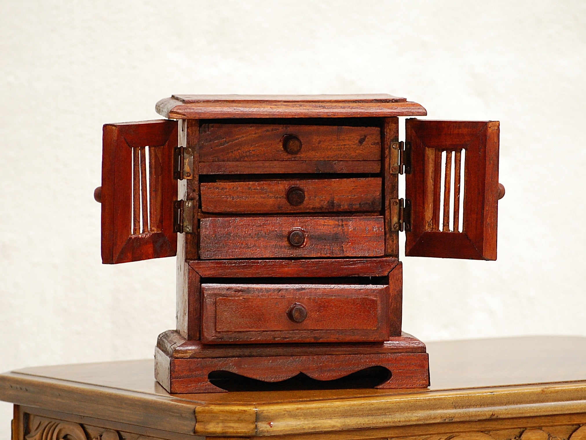 Pieni puinen korukaappi