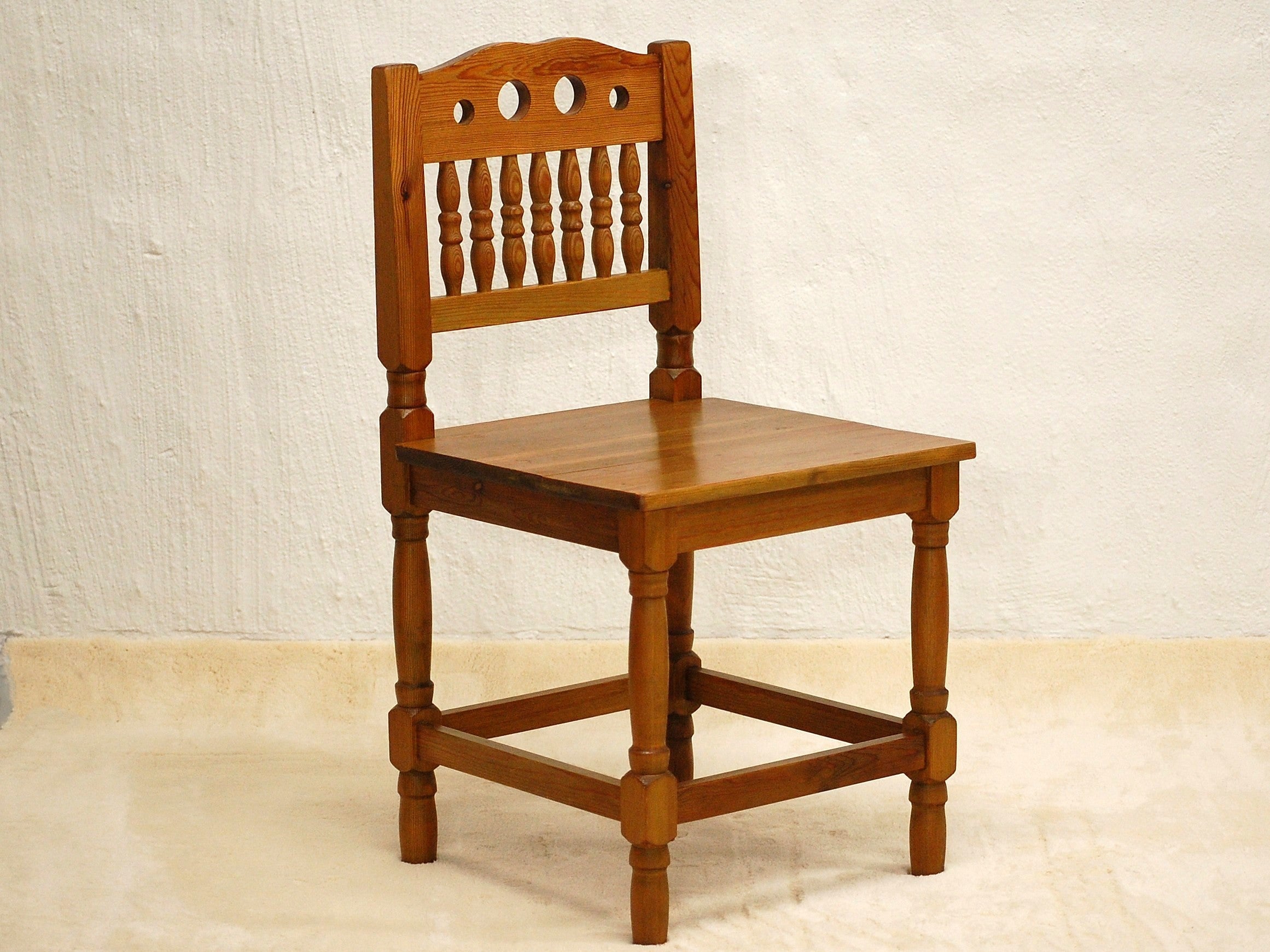Rustiikkinen mäntyinen tuoli 70–80-luku (4kpl)