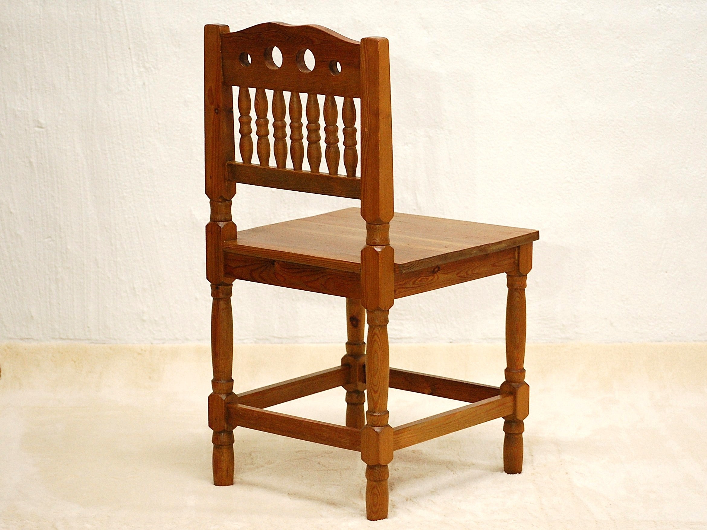 Rustiikkinen mäntyinen tuoli 70–80-luku (4kpl)